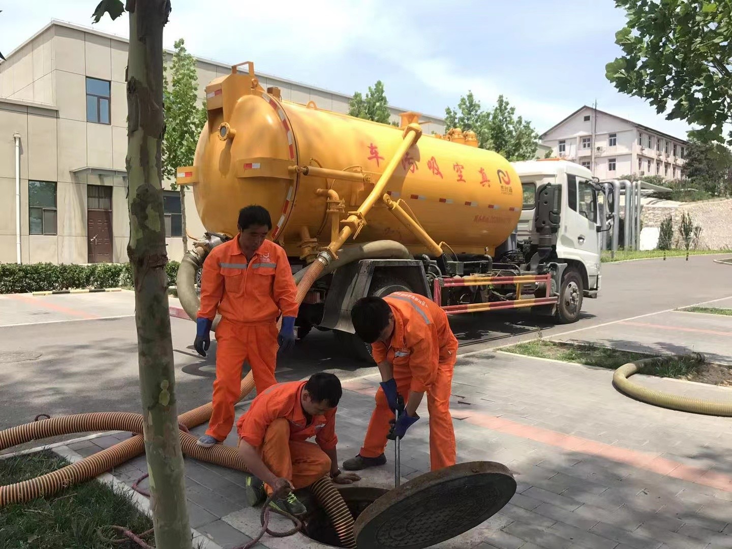潍坊化粪池清理与5-8吨吸粪车施工效率分析